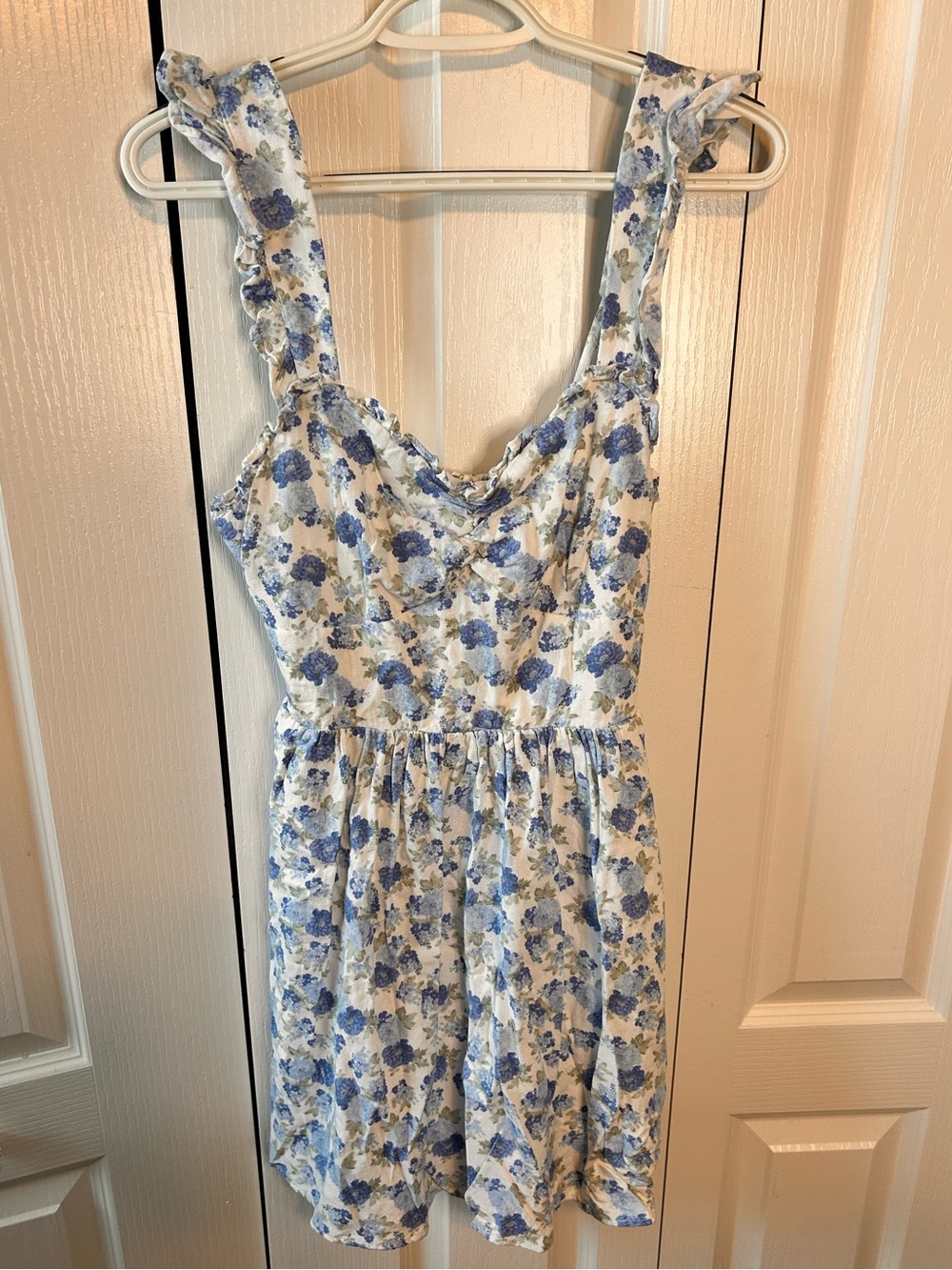 Altar’d State Women’s Medium Blue Floral Ruffle-Trim Sweetheart Linen Mini Dress